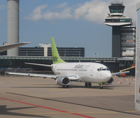 YL-BBN at EHAM 20120427 | Boeing 737-522