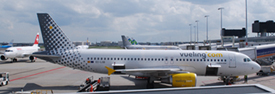 EC-LOB at EHAM 20120427 | Airbus A320-214