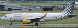 EC-LVP at EHAM 20160813 | Airbus A320-214W